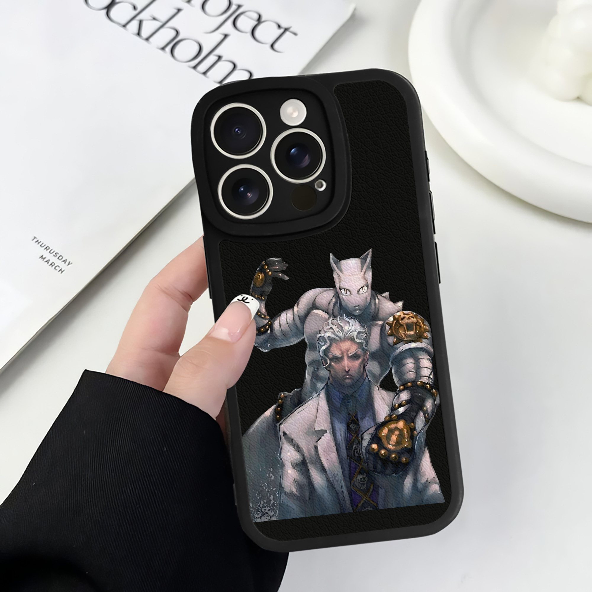 （画像用） ジョジョの奇妙な冒険 きら よしかげ JoJo's Bizarre Adventure Kira Yoshikage 【iPhone 16シリーズ対応】シリコンスマホケース（レザー調） 材質：シリコン